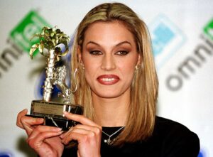 Die Sängerin Annalisa Minetti hält nach ihrem Doppelsieg den ersten Preis des Sanremo-Festivals 1998 in die Kamera.