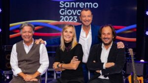 Die Musikkommission aus Massimo Martelli, Federica Lentini, Amadeus und Leonardo De Amicis vor dem Logo von Sanremo Giovani 2023