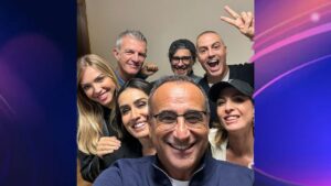 Ein Selfie von Carlo Conti mit den anderen Mitgliedern der Musikkommission im Hintergrund