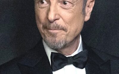 Nahaufnahme von Amadeus in schwarzem Frack mit Fliege und Ansteckmikrofon