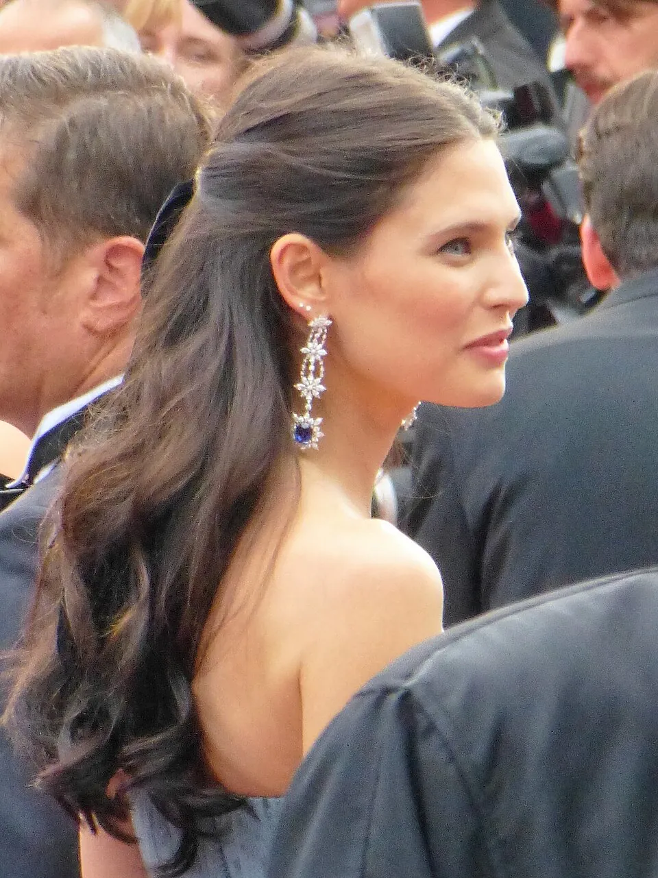 Porträt des italienischen Models Bianca Balti auf dem roten Teppich der Premiere von Café Society beim Filmfestival von Cannes 2016; sie blickt leicht zur Seite, trägt ein elegantes Kleid und ist vor unscharfem Hintergrund abgelichtet.
